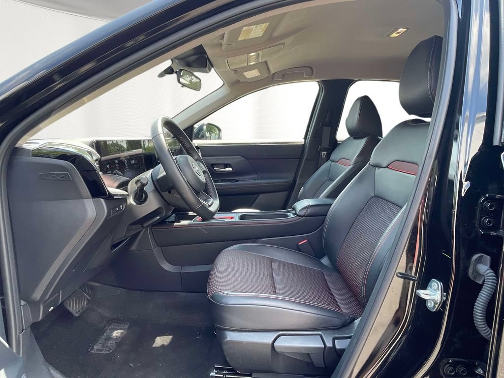 Used 2025 Nissan Kicks SR FWD image 13