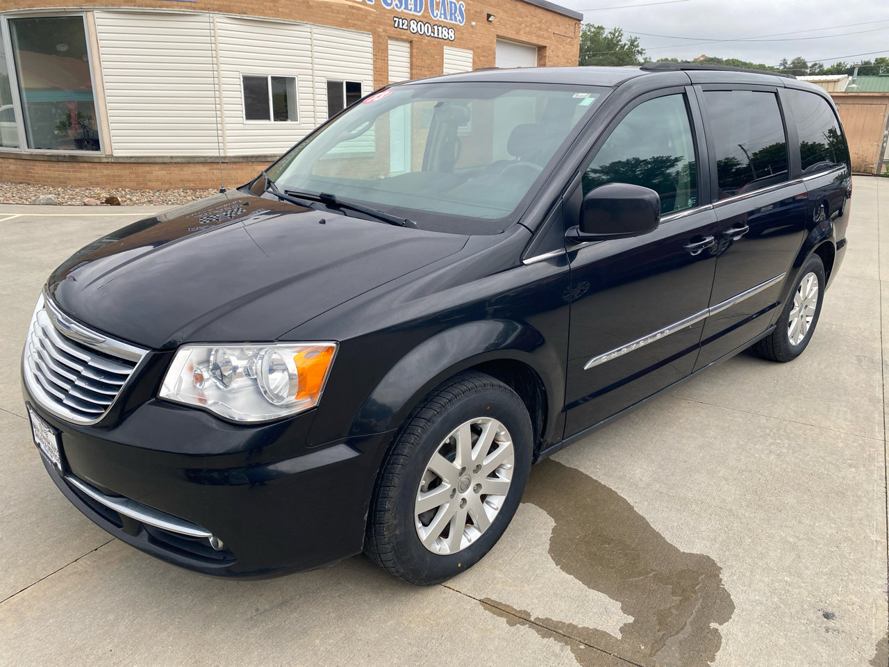 Used 2013 Chrysler Town & Country Touring image 2