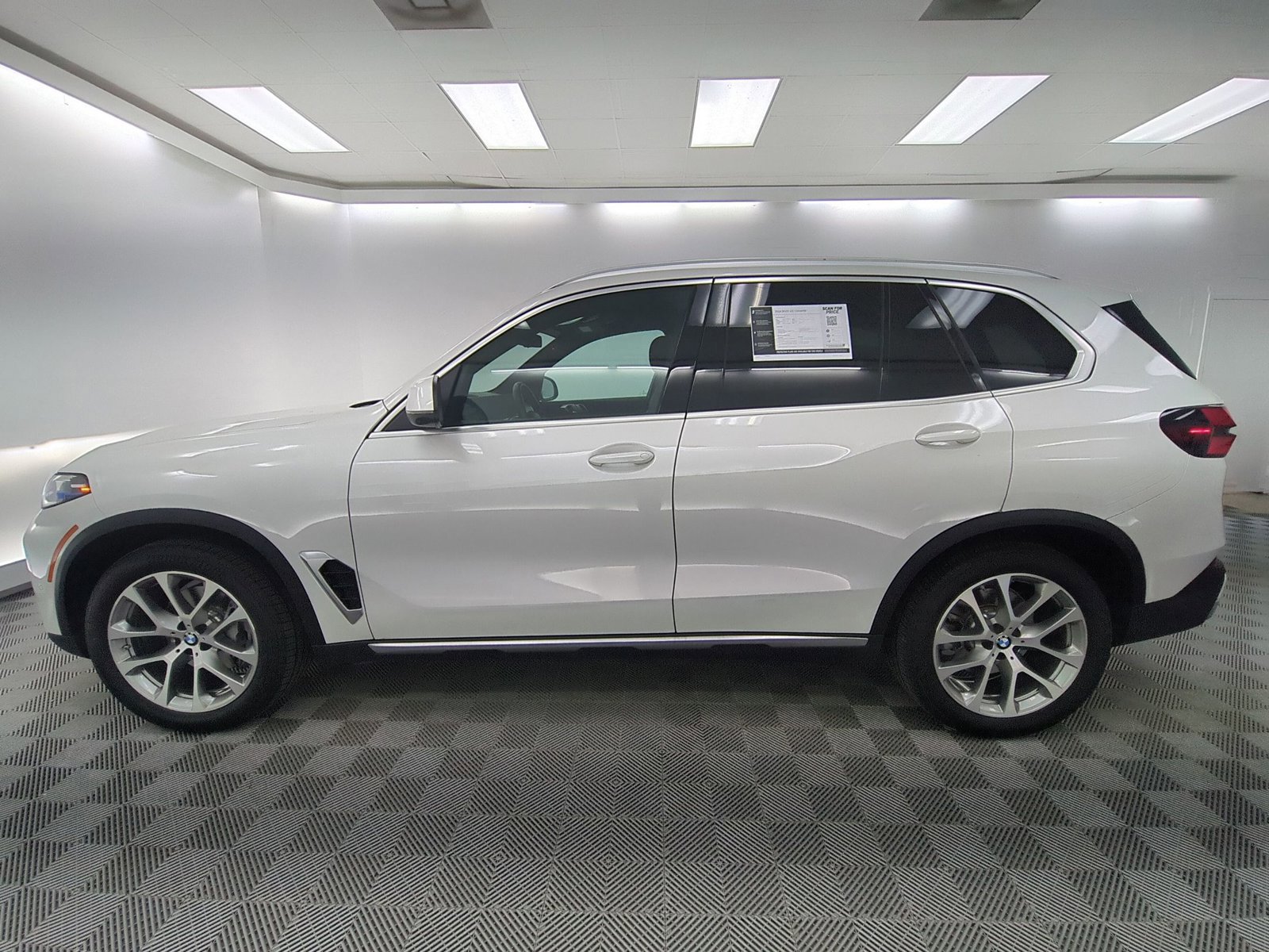 Used 2024 BMW X5 xDrive40i w/ Premium Package image 2