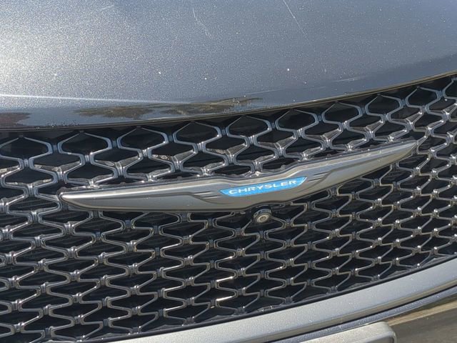 Used 2021 Chrysler Pacifica Touring-L w/ Uconnect Theater Family Group FWD image 13
