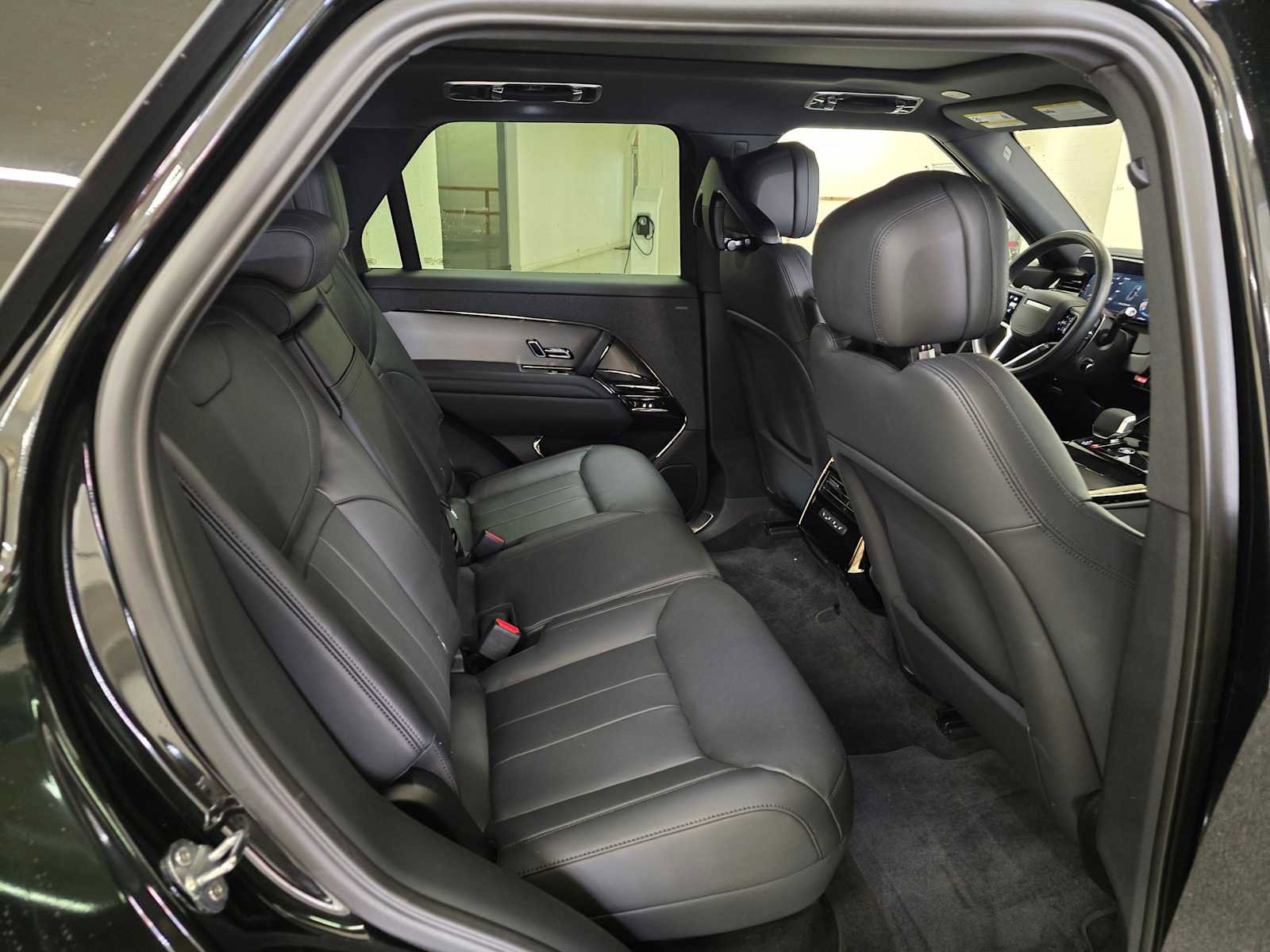 Used 2025 Land Rover Range Rover Sport SE image 14