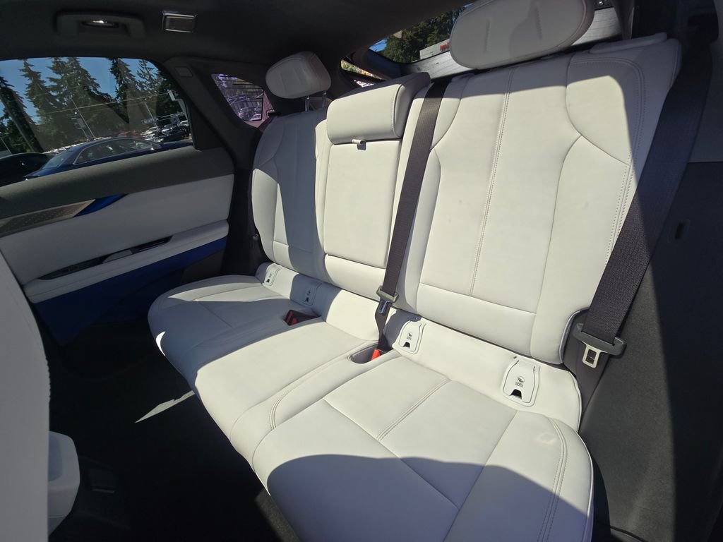 Used 2025 Cadillac Optiq Sport 1 w/ LPO, ONYX Package AWD/4WD image 17