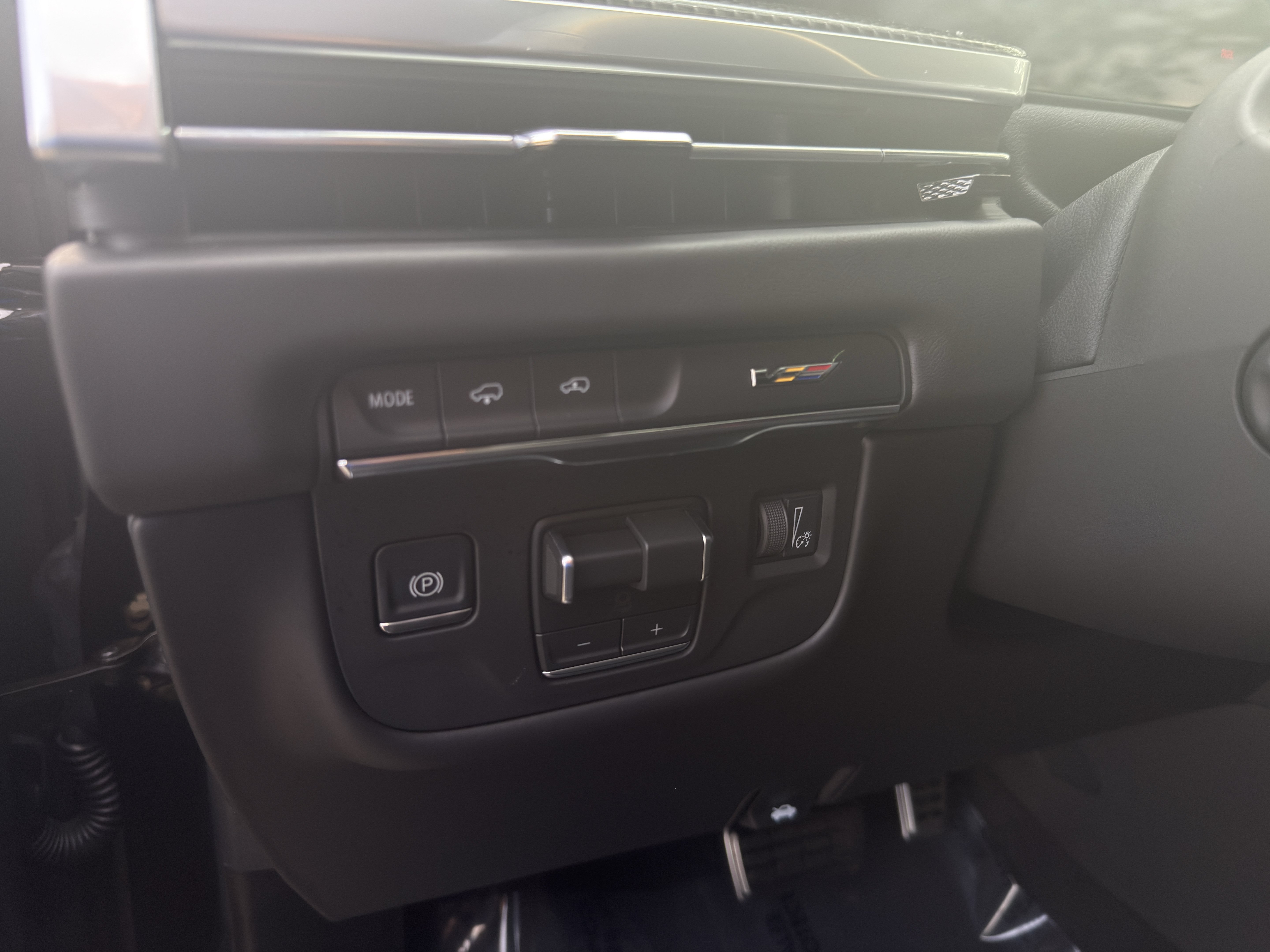 Used 2025 Cadillac Escalade V w/ LPO, ONYX Package AWD/4WD image 17