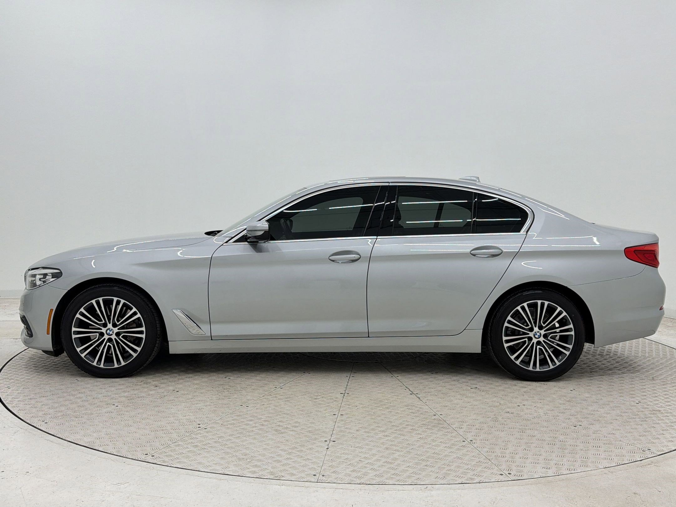 Used 2019 BMW 530i w/ Convenience Package image 2