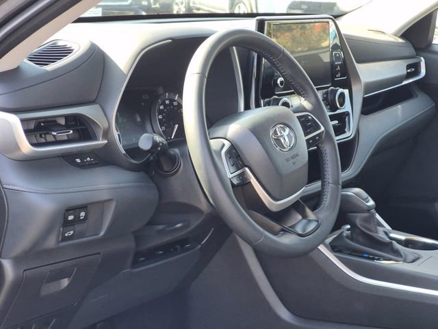 Used 2025 Toyota Highlander XLE FWD image 10
