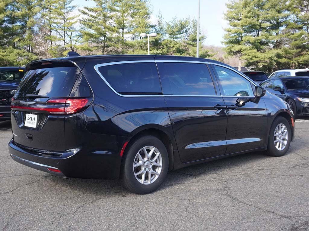 Used 2023 Chrysler Pacifica Touring-L image 12