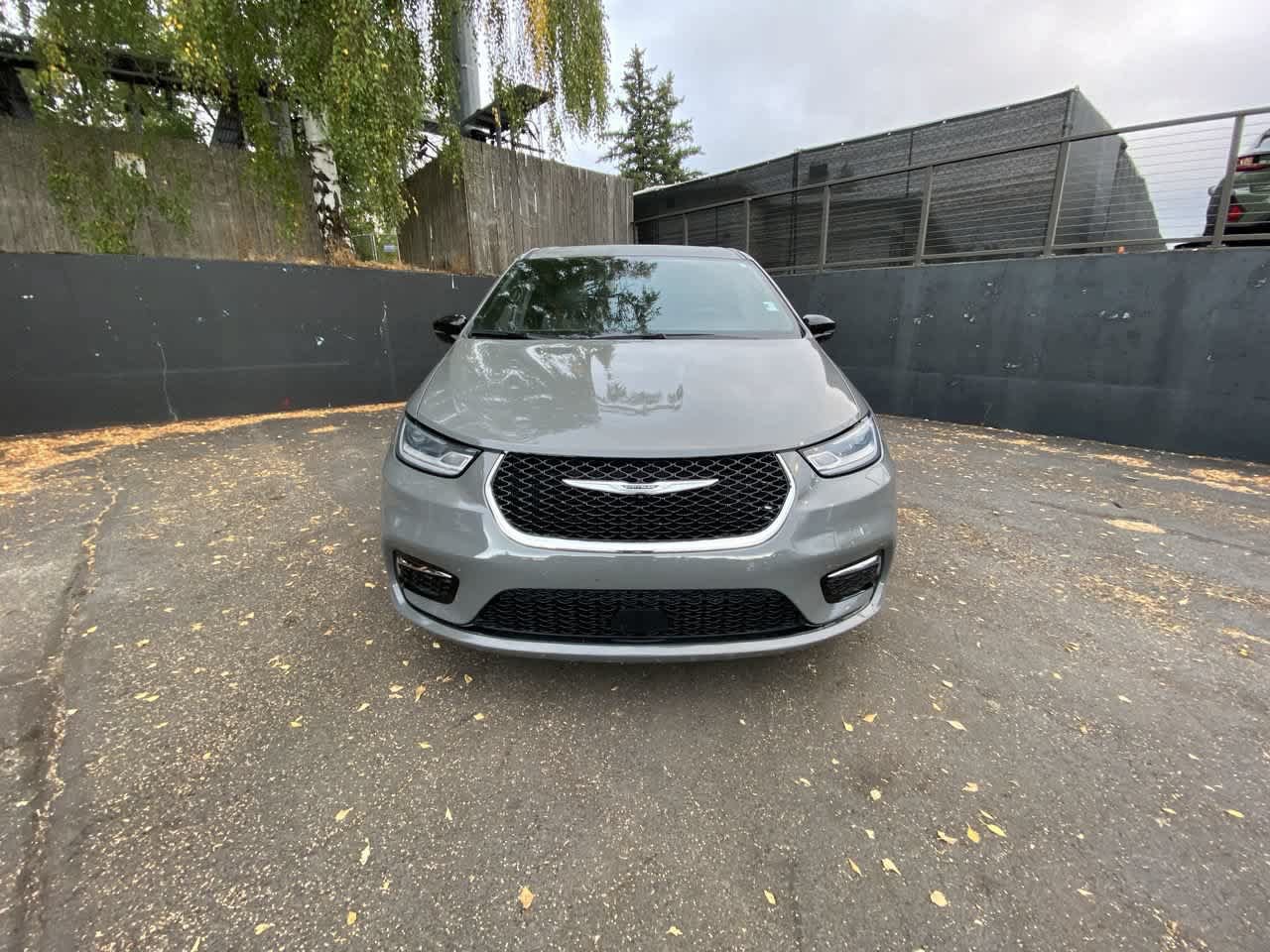 Used 2025 Chrysler Pacifica Select FWD image 9