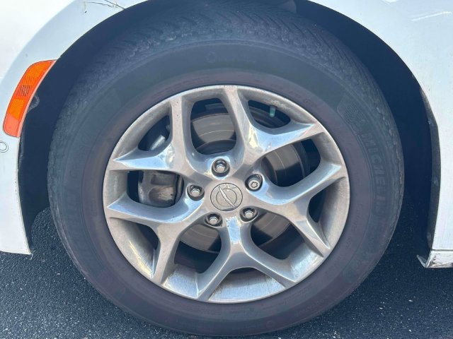 Used 2018 Chrysler Pacifica Limited w/ Advanced Safetytec Group FWD image 4