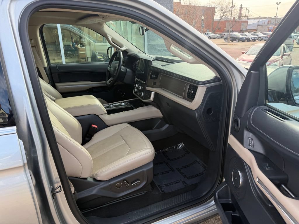 Used 2024 Ford Expedition Limited AWD/4WD image 5