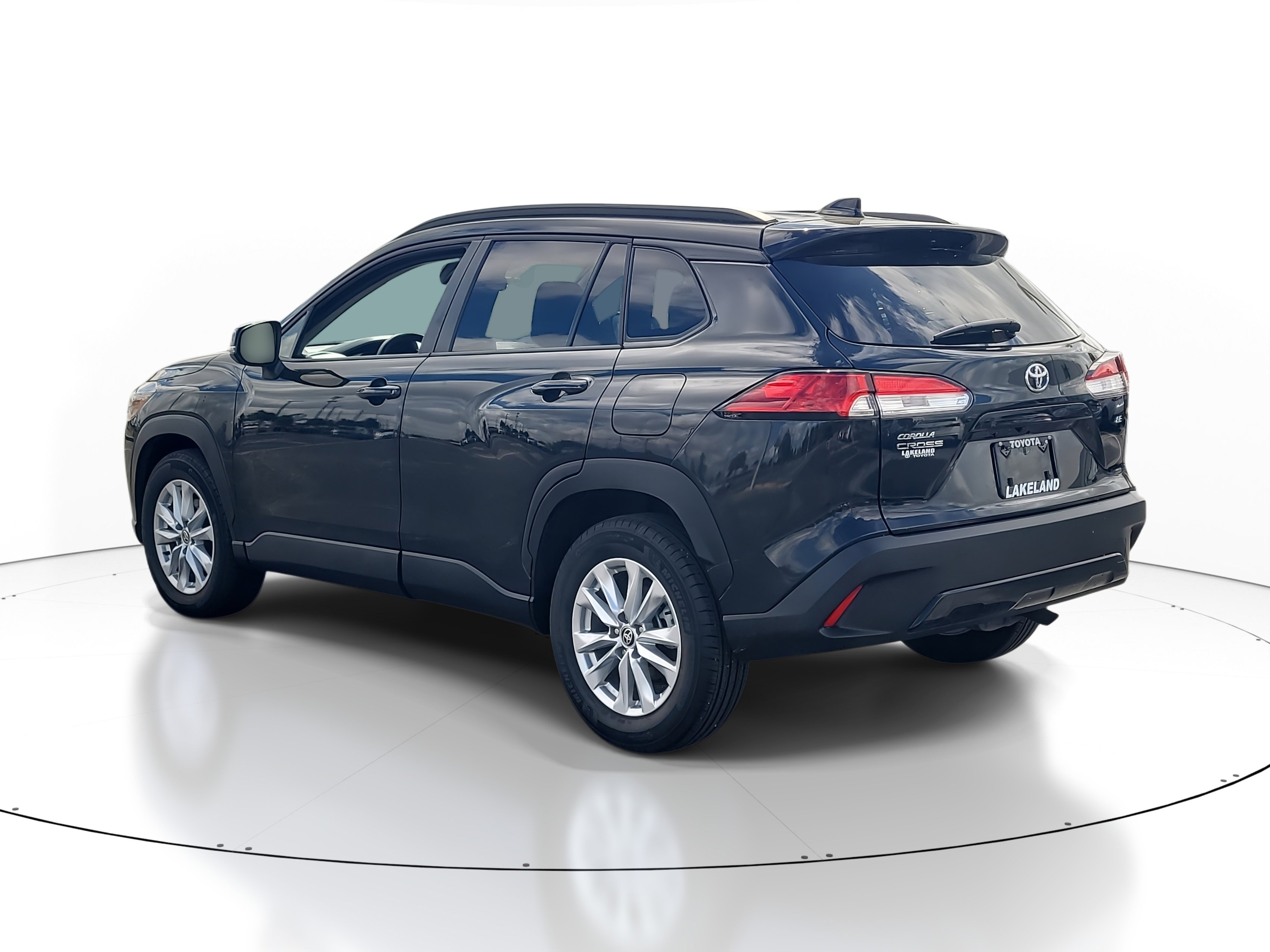 Used 2025 Toyota Corolla Cross LE image 5