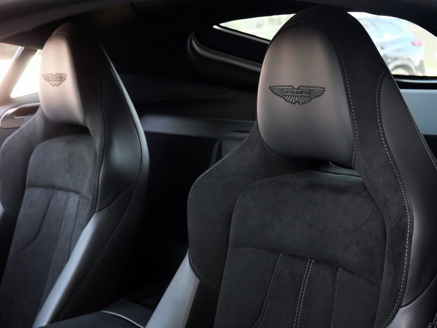 Used 2025 Aston Martin V8 Vantage Coupe RWD image 5