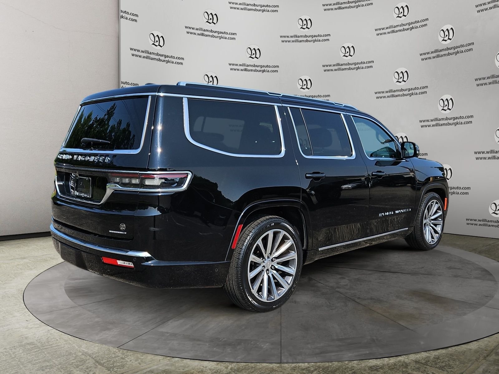 Used 2022 Jeep Grand Wagoneer Series II AWD/4WD image 5