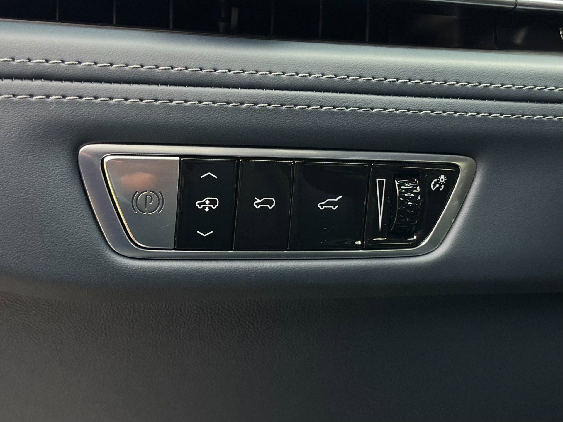 Used 2025 Cadillac Escalade IQ Luxury 2 image 37