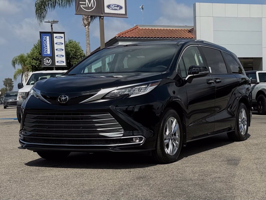 Used 2026 Toyota Sienna Limited FWD image 4