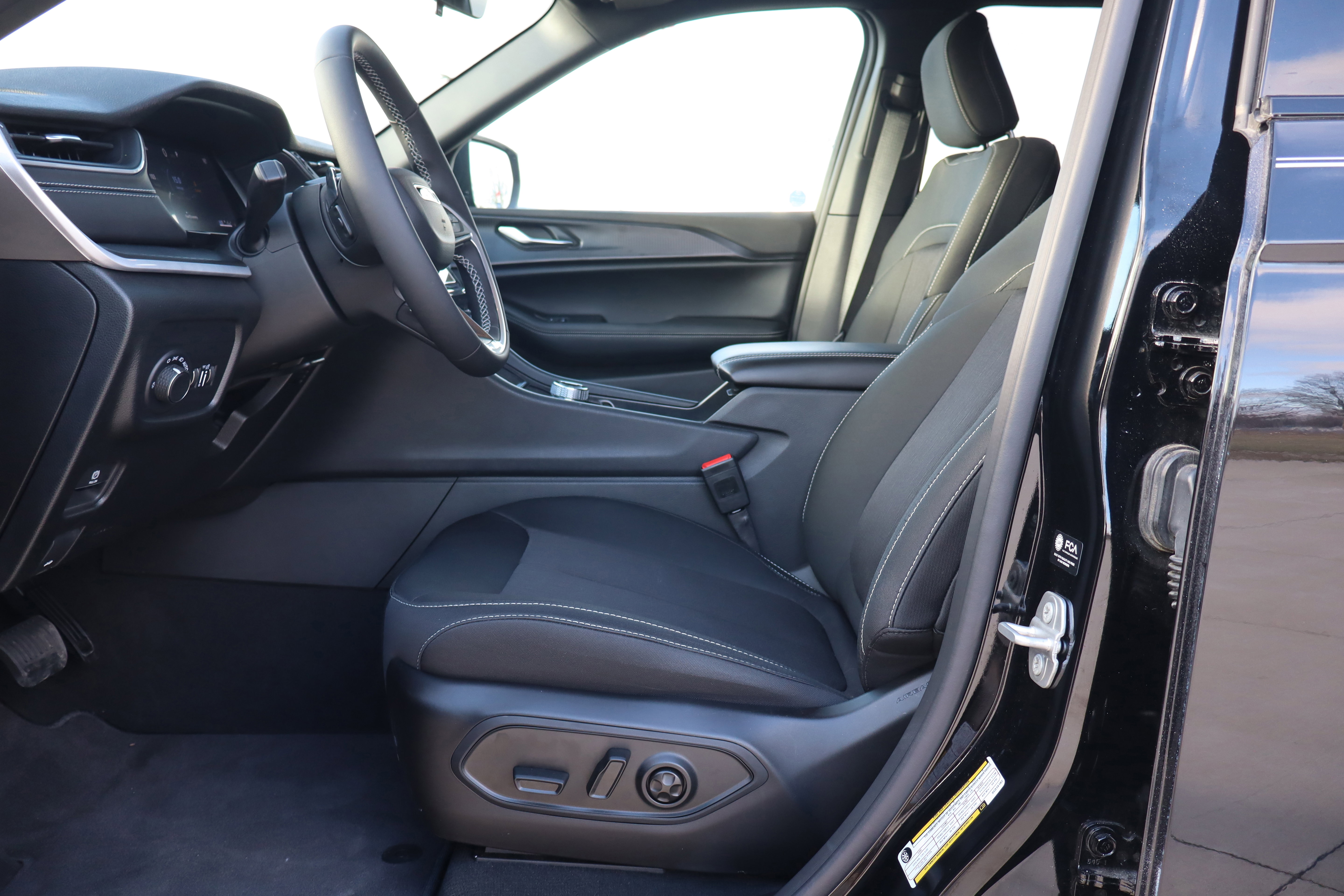 Used 2025 Jeep Grand Cherokee Laredo image 10