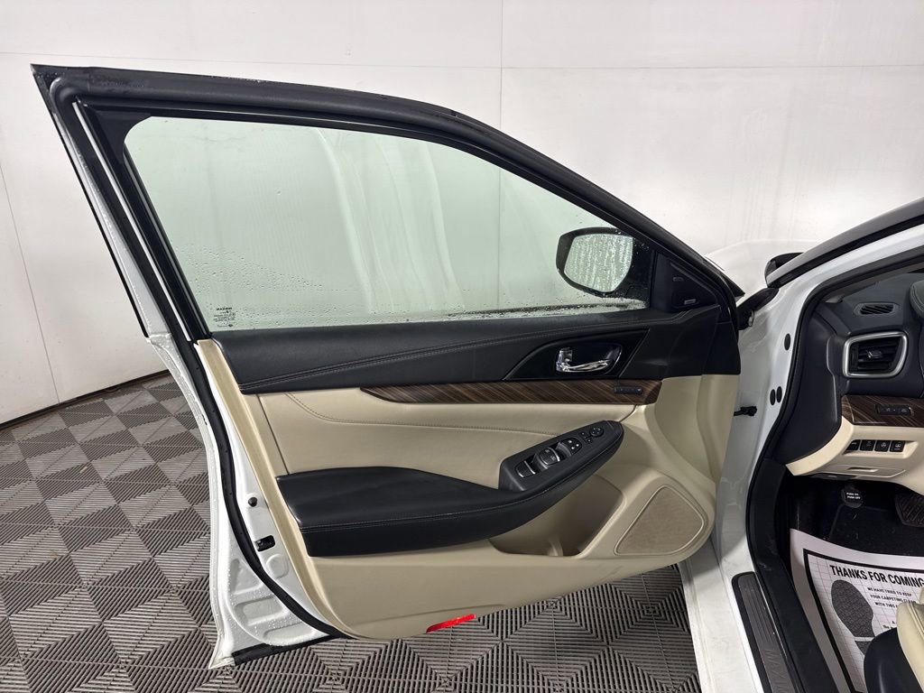 Used 2018 Nissan Maxima Platinum image 12