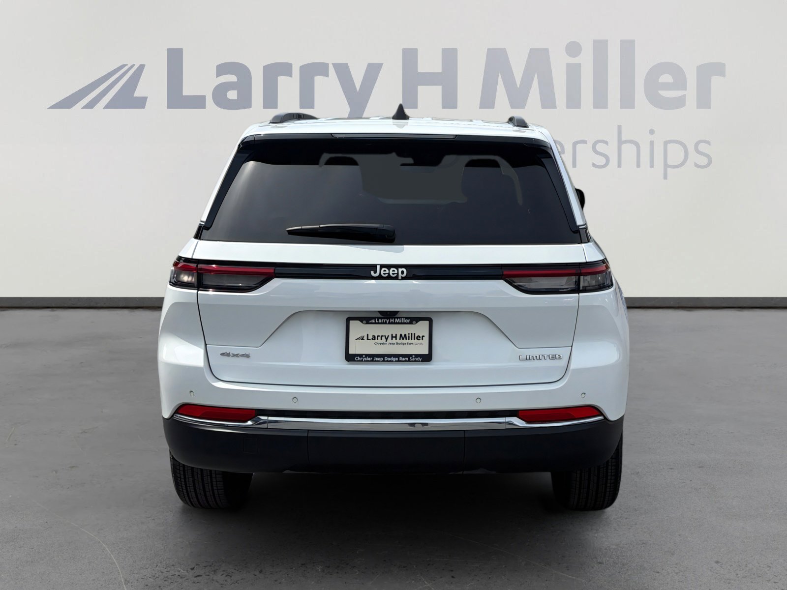 Used 2025 Jeep Grand Cherokee Limited w/ Trailer Tow Package image 4