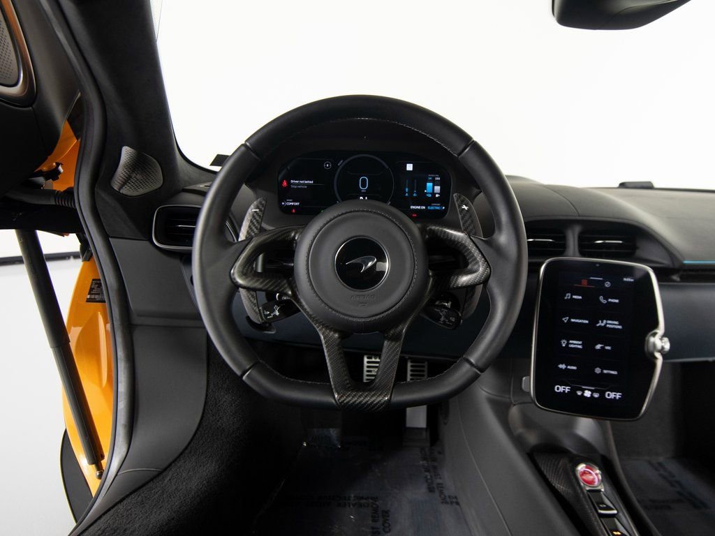 Used 2023 McLaren Artura image 15