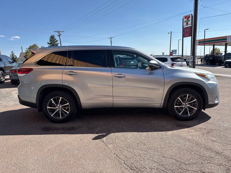 Used 2017 Toyota Highlander XLE AWD/4WD image 6
