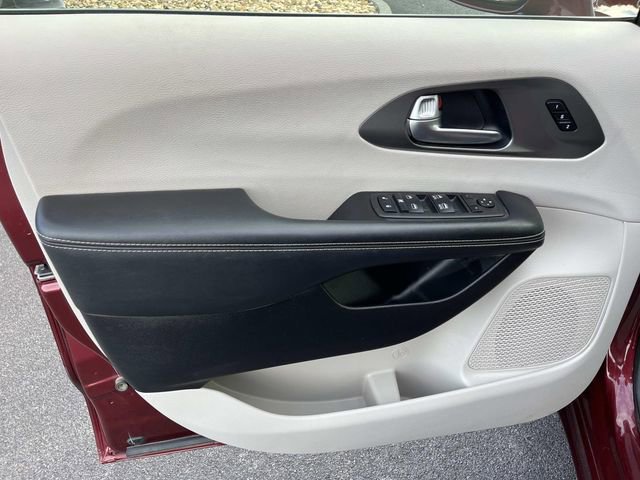 Used 2022 Chrysler Pacifica Touring-L image 23