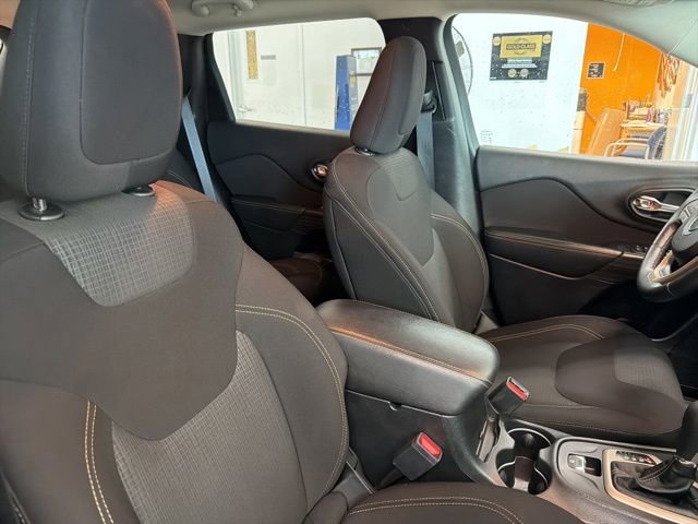 Used 2016 Jeep Cherokee Latitude w/ Cold Weather Group image 28