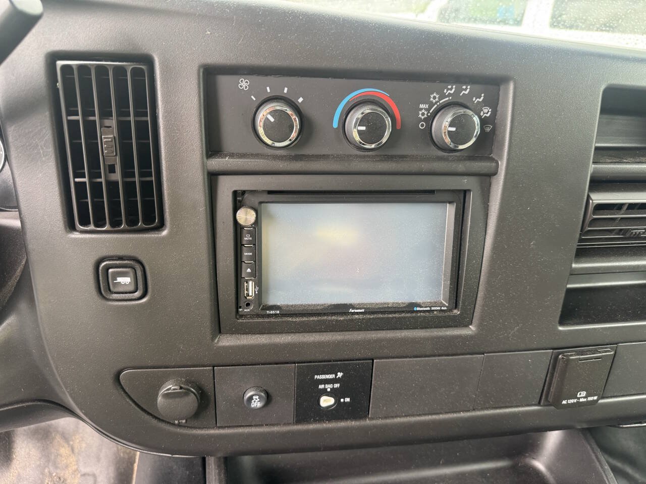 Used 2017 Chevrolet Express 2500 RWD image 18