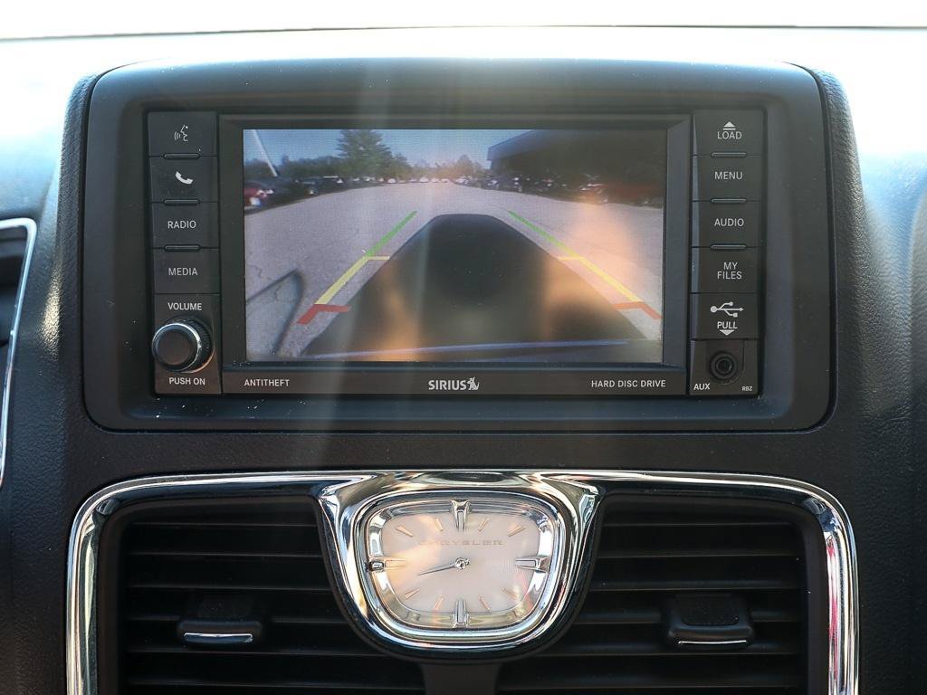 Used 2015 Chrysler Town & Country Touring w/ Driver Convenience Group FWD image 18