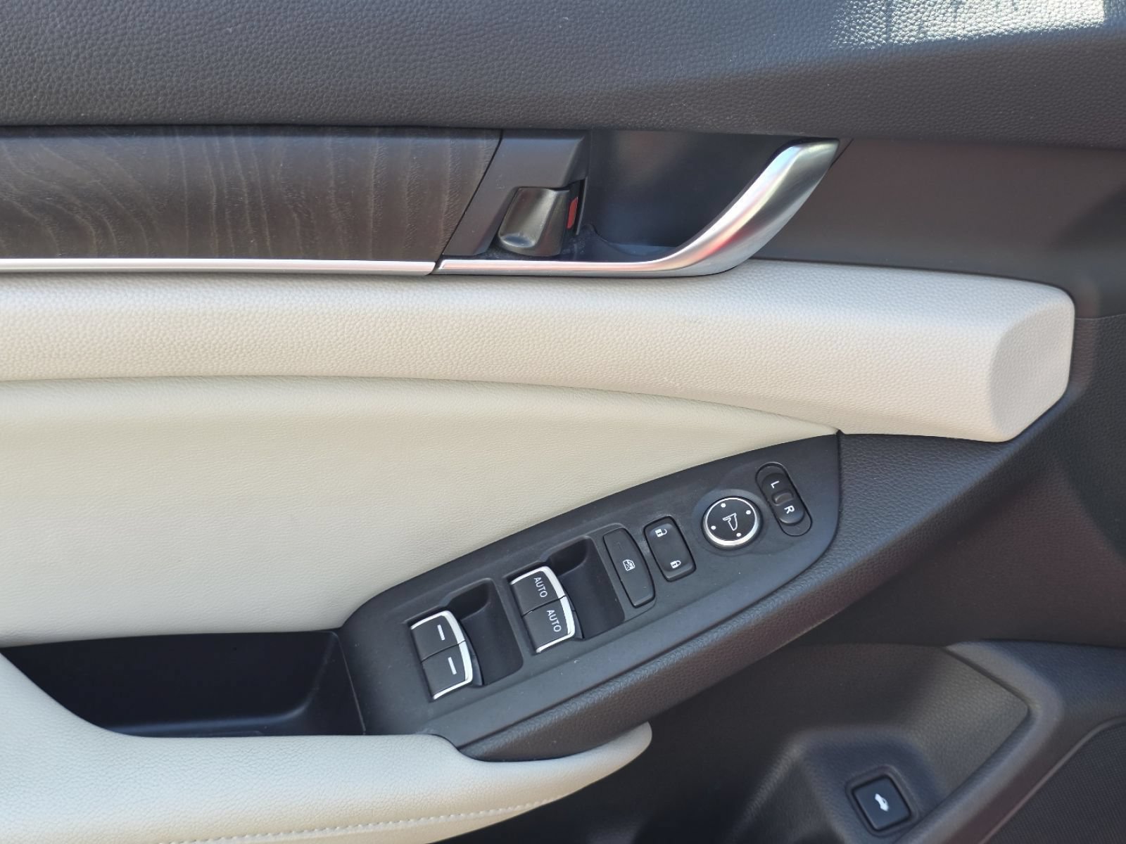 Used 2018 Honda Accord EX image 27