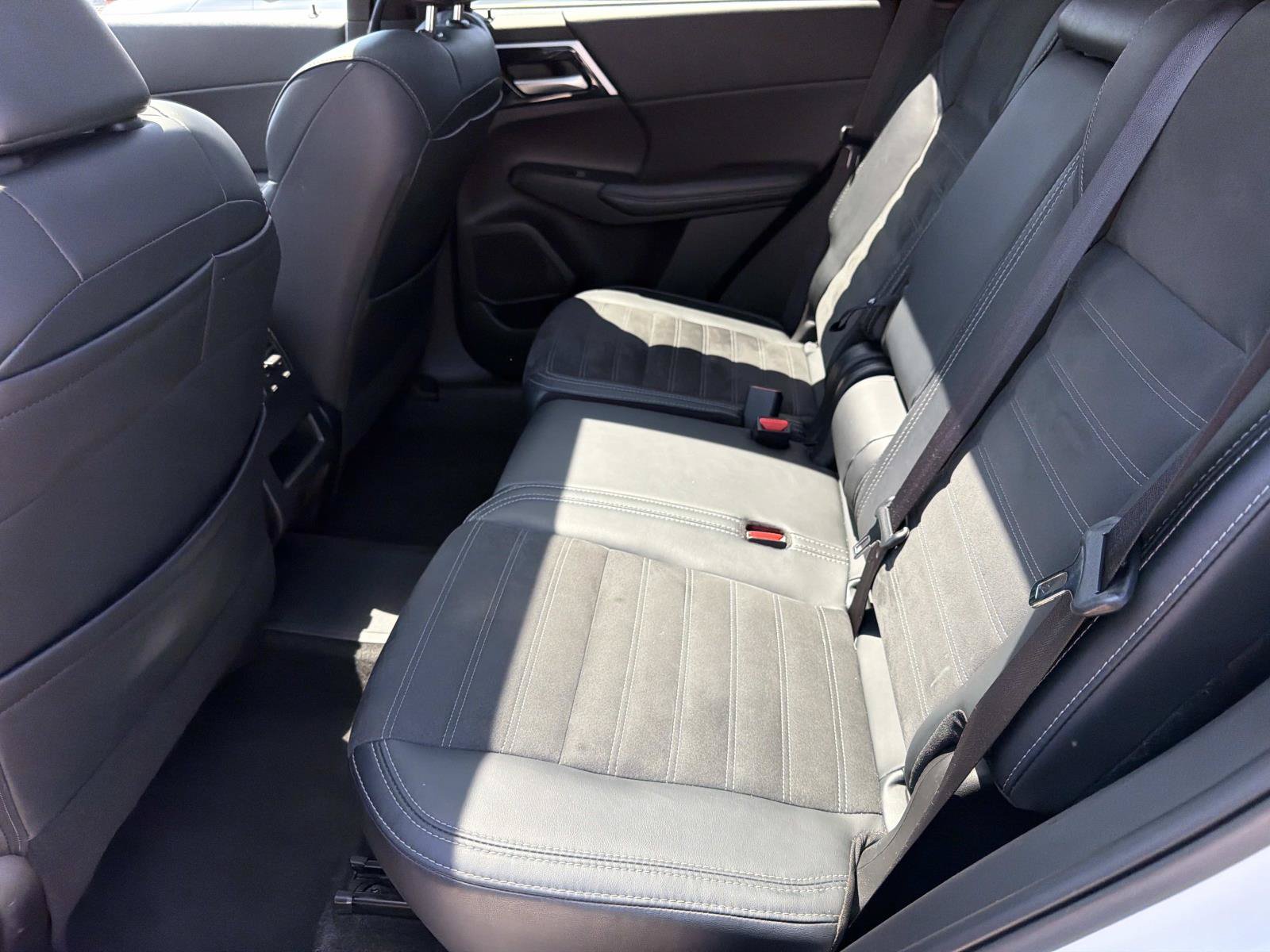 Used 2024 Mitsubishi Outlander 4WD Plug-In Hybrid image 11