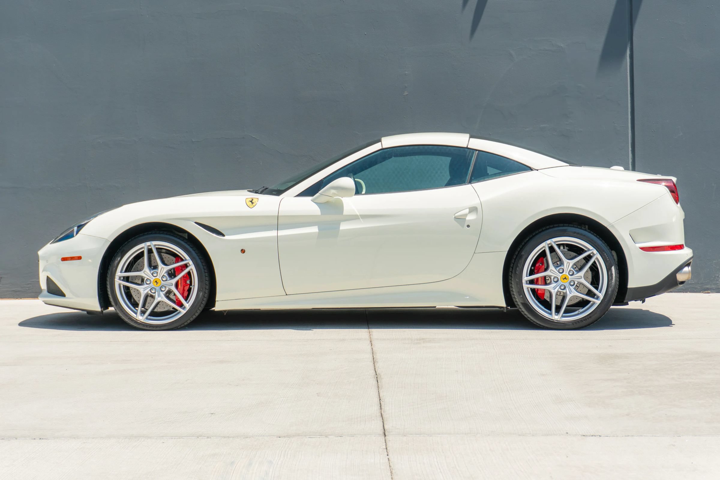 Used 2017 Ferrari California T RWD image 2