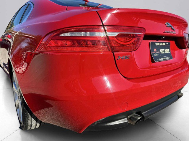 Used 2019 Jaguar XE Premium image 16