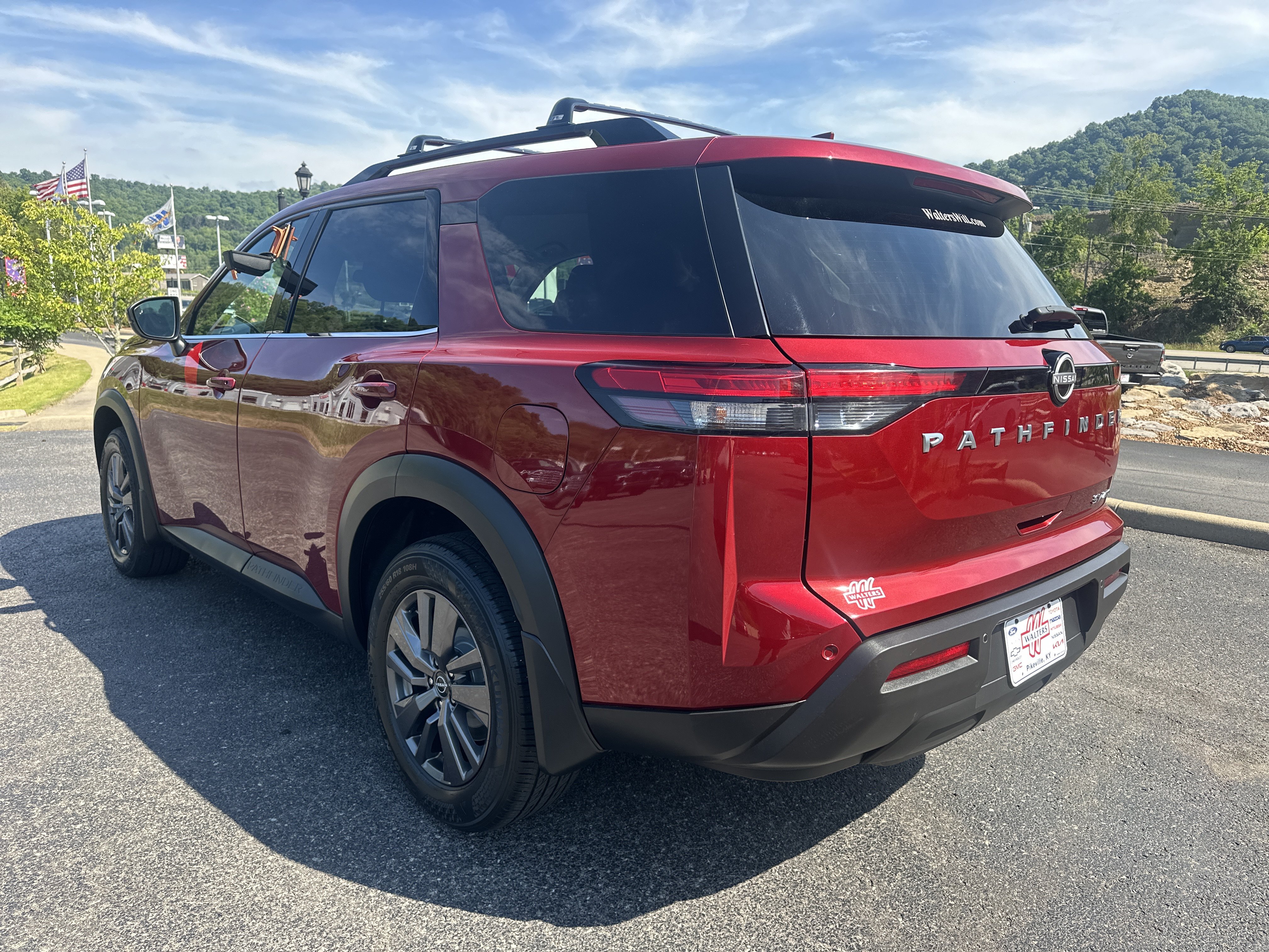 Used 2023 Nissan Pathfinder SV AWD/4WD image 5