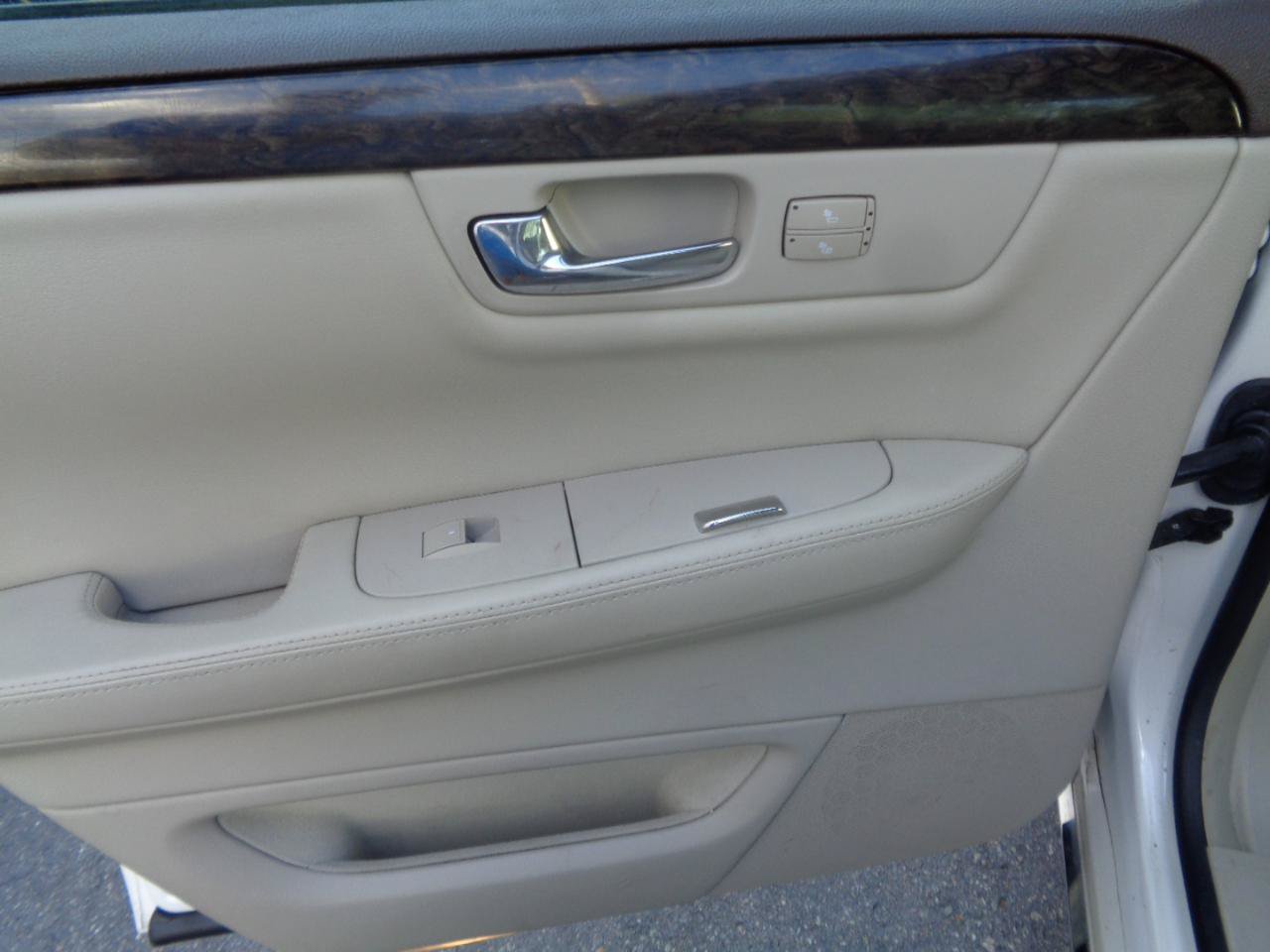 Used 2011 Cadillac DTS Luxury FWD image 25
