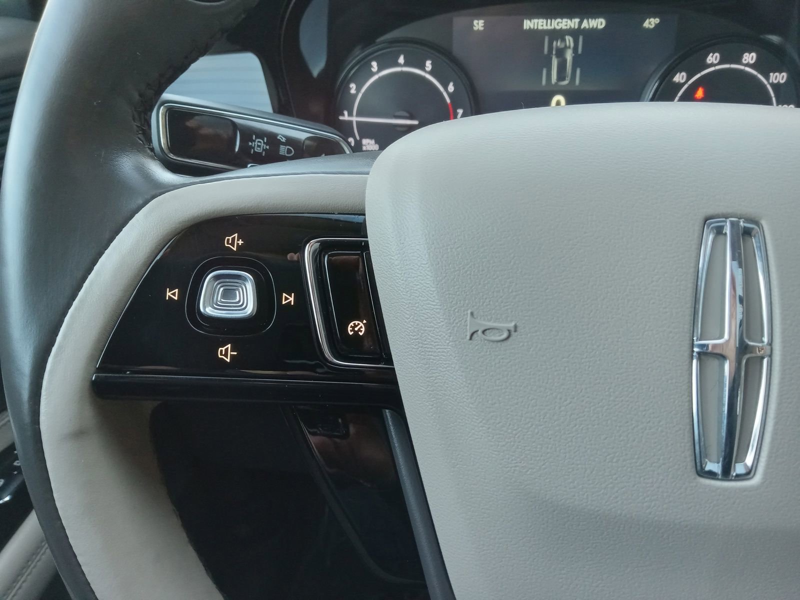 Used 2020 Lincoln Corsair Standard w/ Premium Package image 21