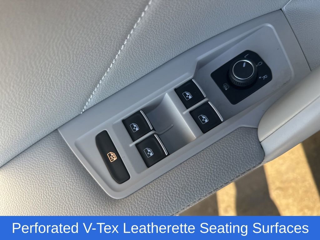 Used 2022 Volkswagen Tiguan SE w/ Panoramic Sunroof Package image 17