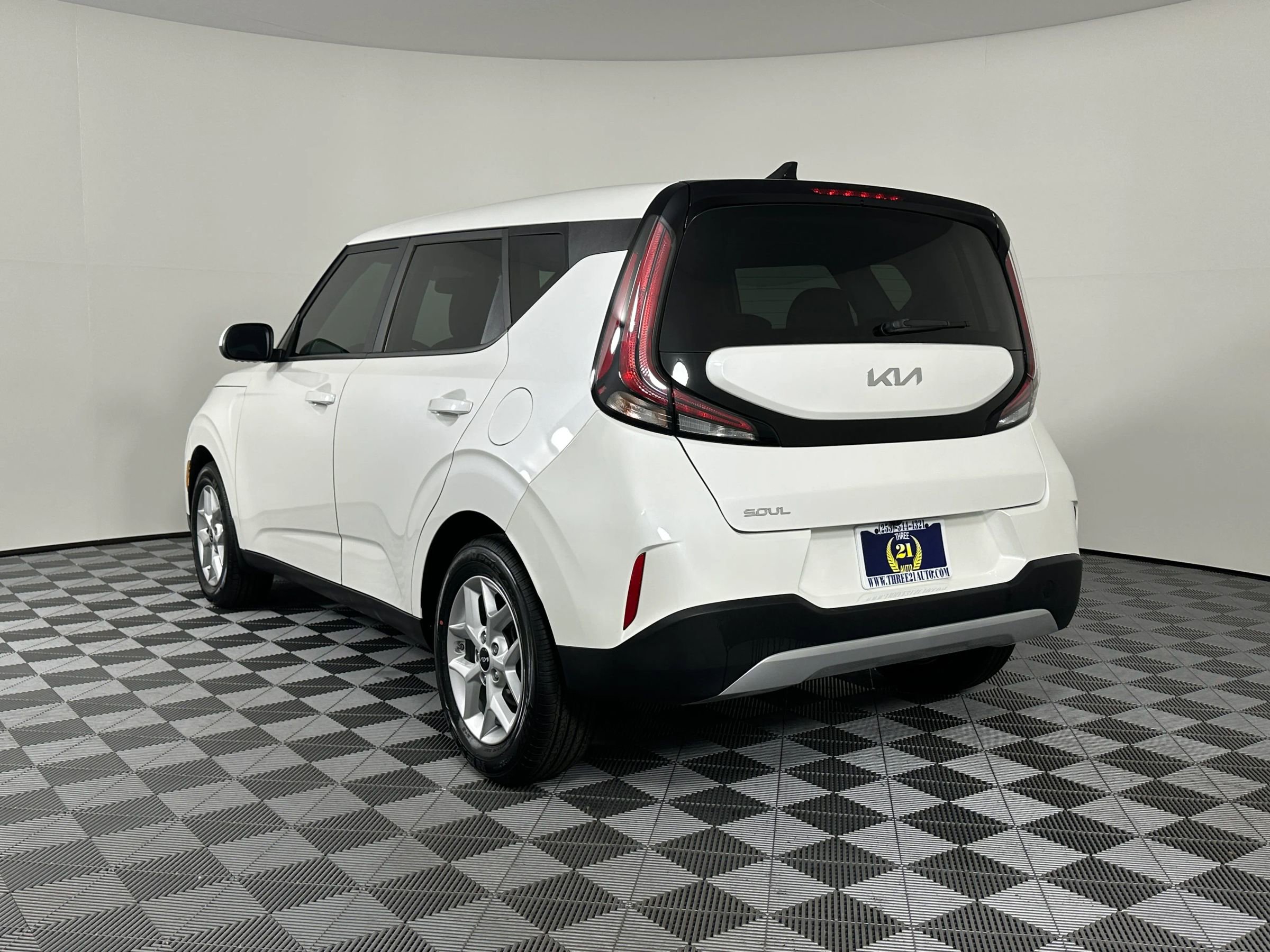Used 2023 Kia Soul LX w/ LX Technology Package image 13