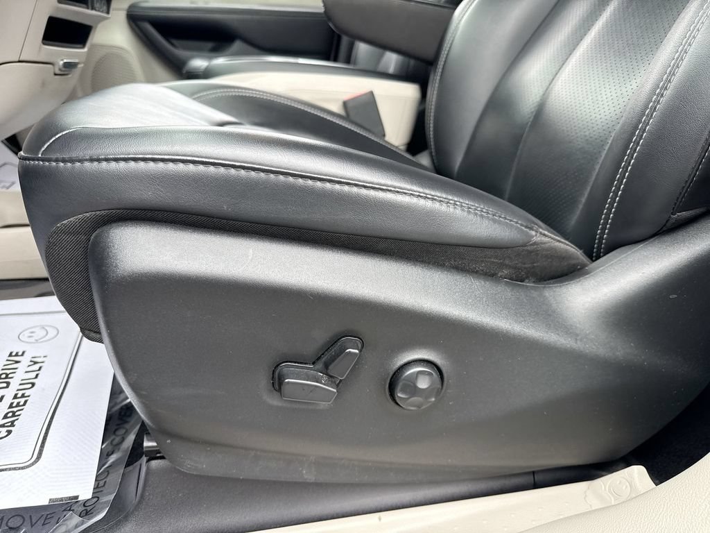 Used 2024 Chrysler Pacifica Limited FWD image 12