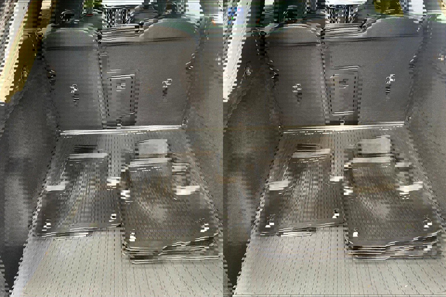 Used 2022 Volvo XC60 B5 Momentum w/ Climate Package image 36