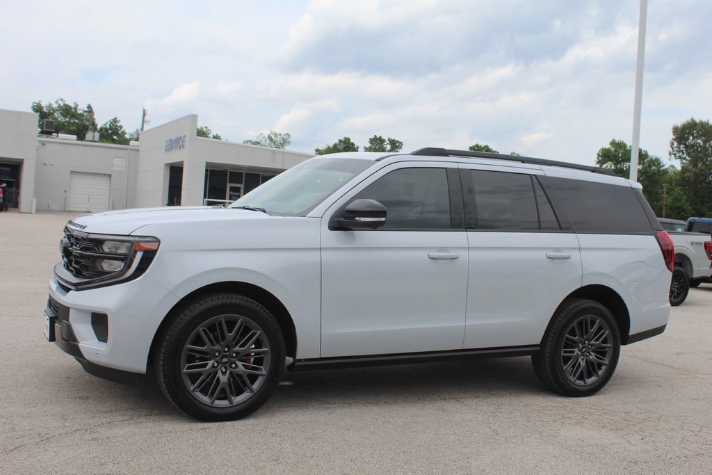 New 2025 Ford Expedition Platinum w/ Stealth Performance Package AWD/4WD image 4