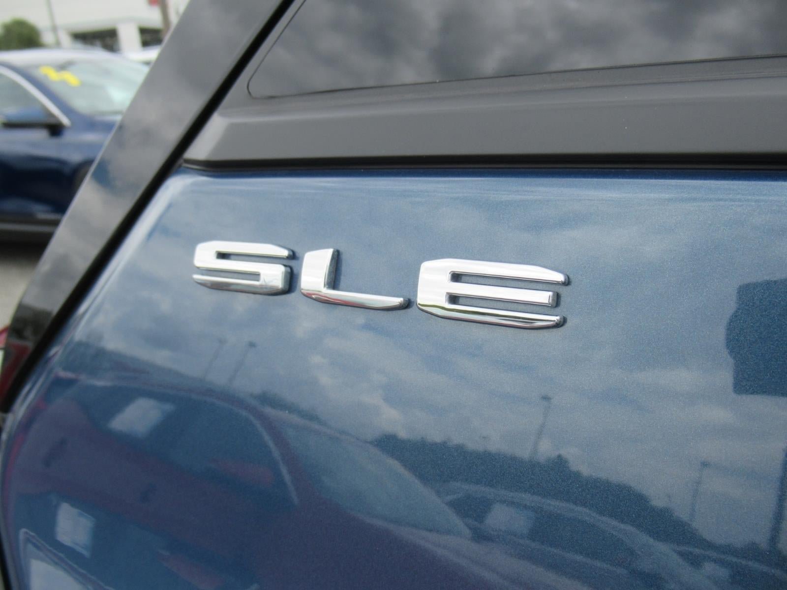 Used 2024 GMC Terrain SLE w/ Driver Convenience Package FWD image 9