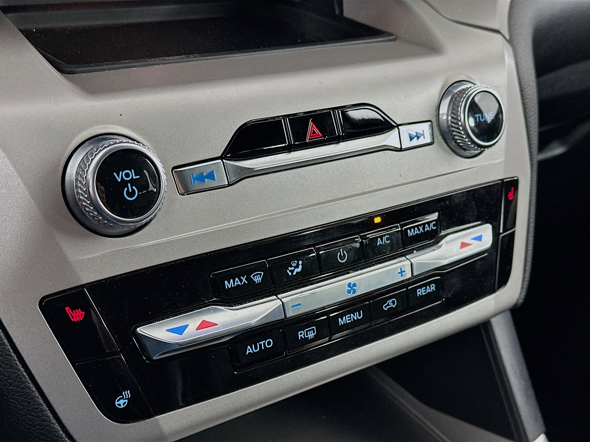 Used 2024 Ford Explorer XLT w/ Equipment Group 202A image 23