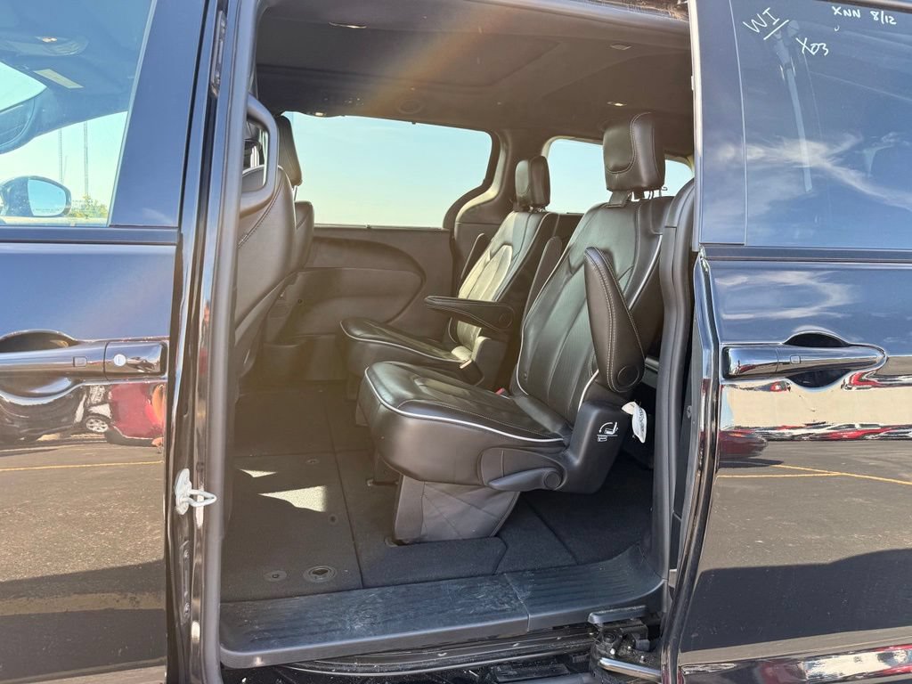 Used 2025 Chrysler Pacifica Limited FWD image 8