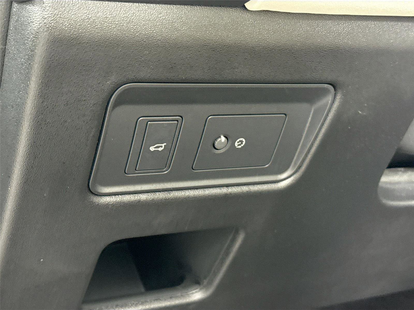 Used 2024 Land Rover Discovery S image 16