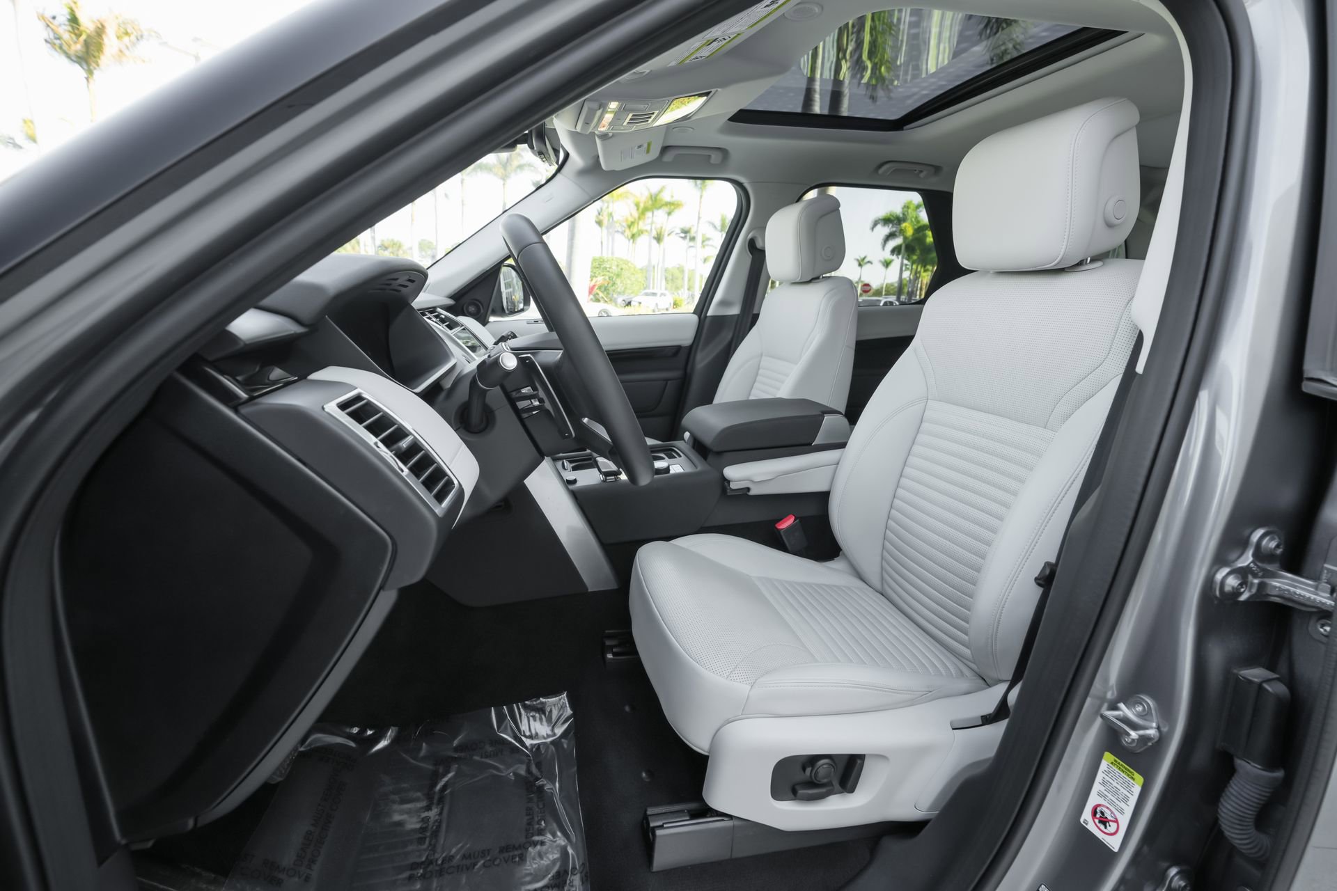 Used 2025 Land Rover Discovery S image 7