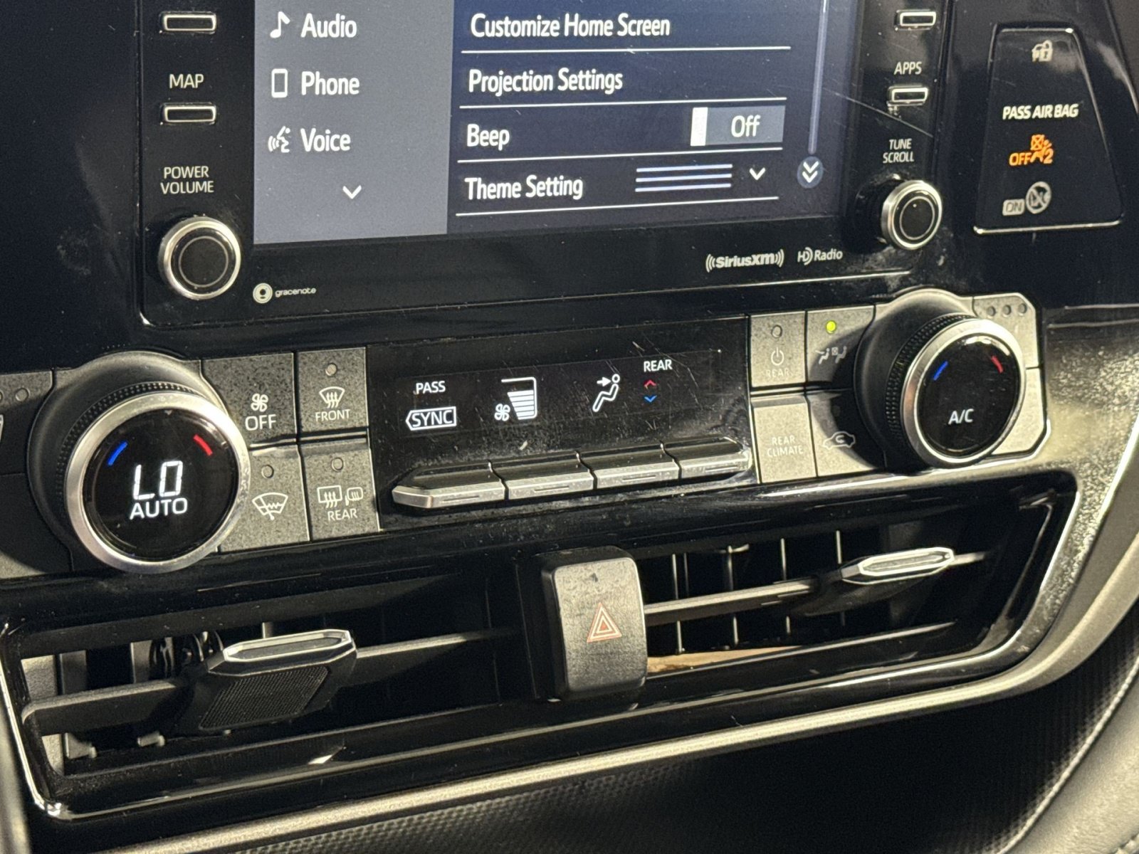 Used 2022 Toyota Highlander XLE AWD/4WD image 32