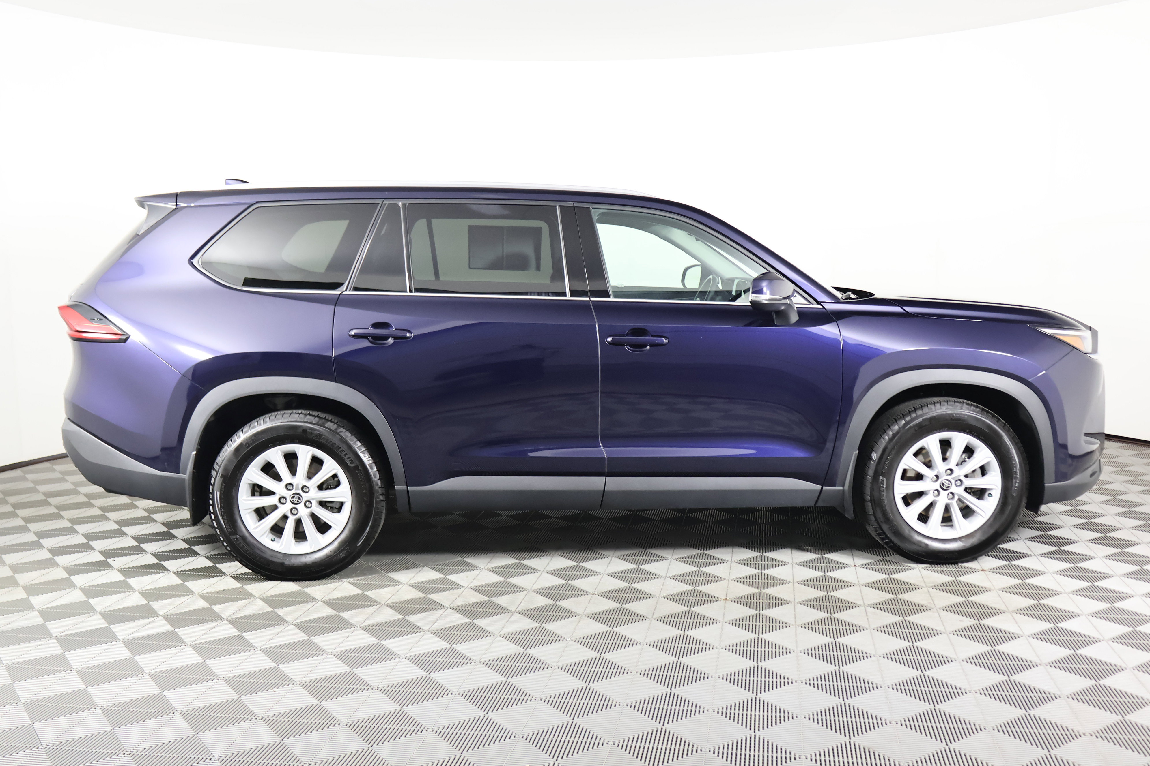 Used 2024 Toyota Grand Highlander XLE image 5