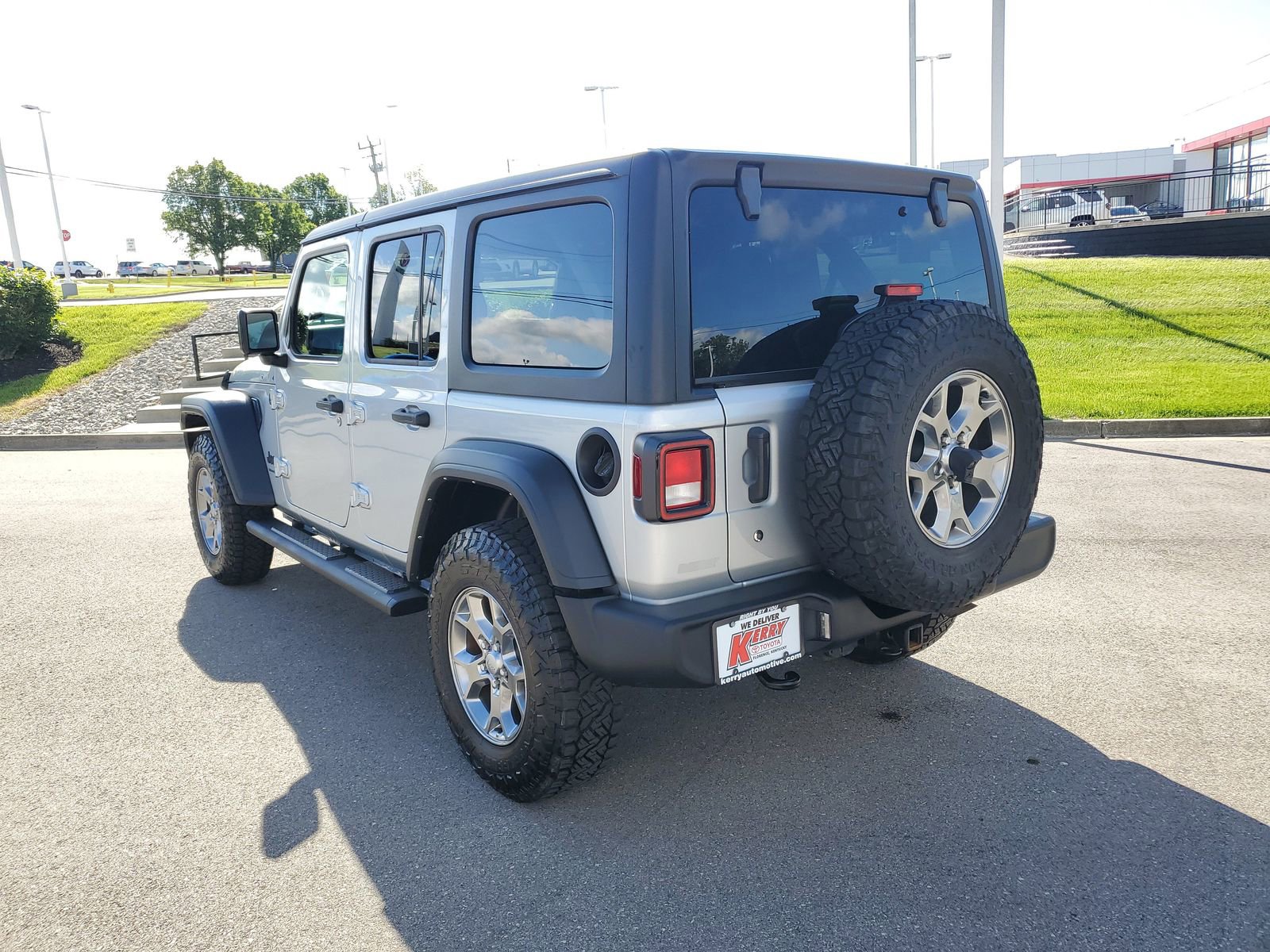 Used 2023 Jeep Wrangler Unlimited Sport AWD/4WD image 3