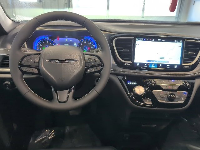 New 2026 Chrysler Pacifica Select image 12