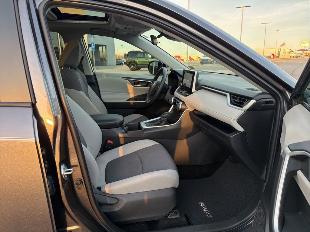 Used 2025 Toyota RAV4 XLE image 20