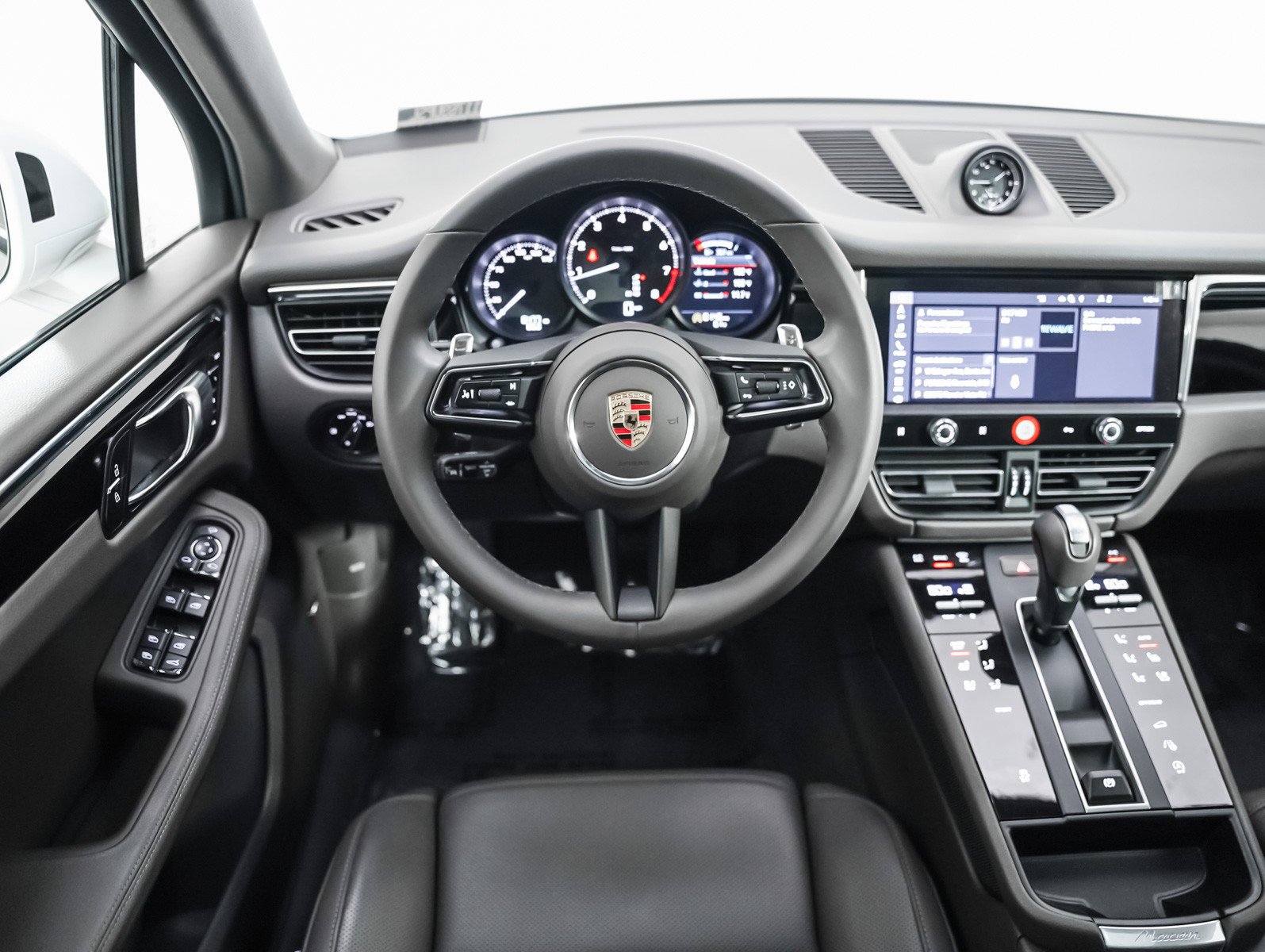 Certified 2025 Porsche Macan AWD/4WD image 16